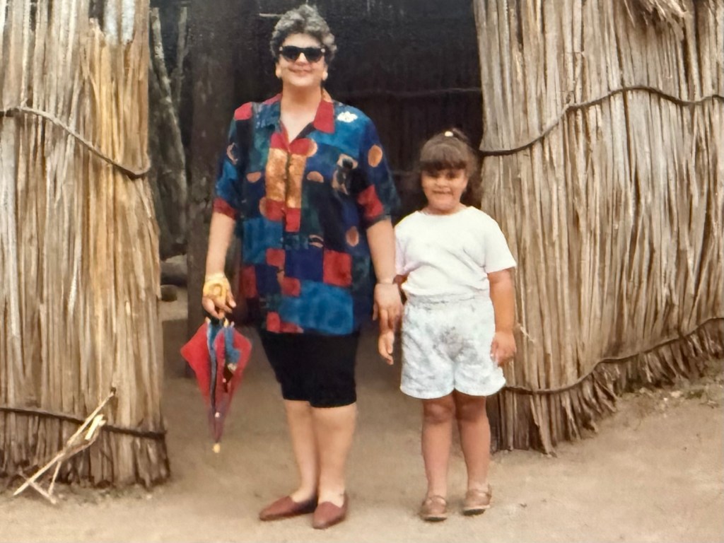 En Tibes, con mi mamá, uno de los lugares en su lista de paseos educativos para su hija menor.